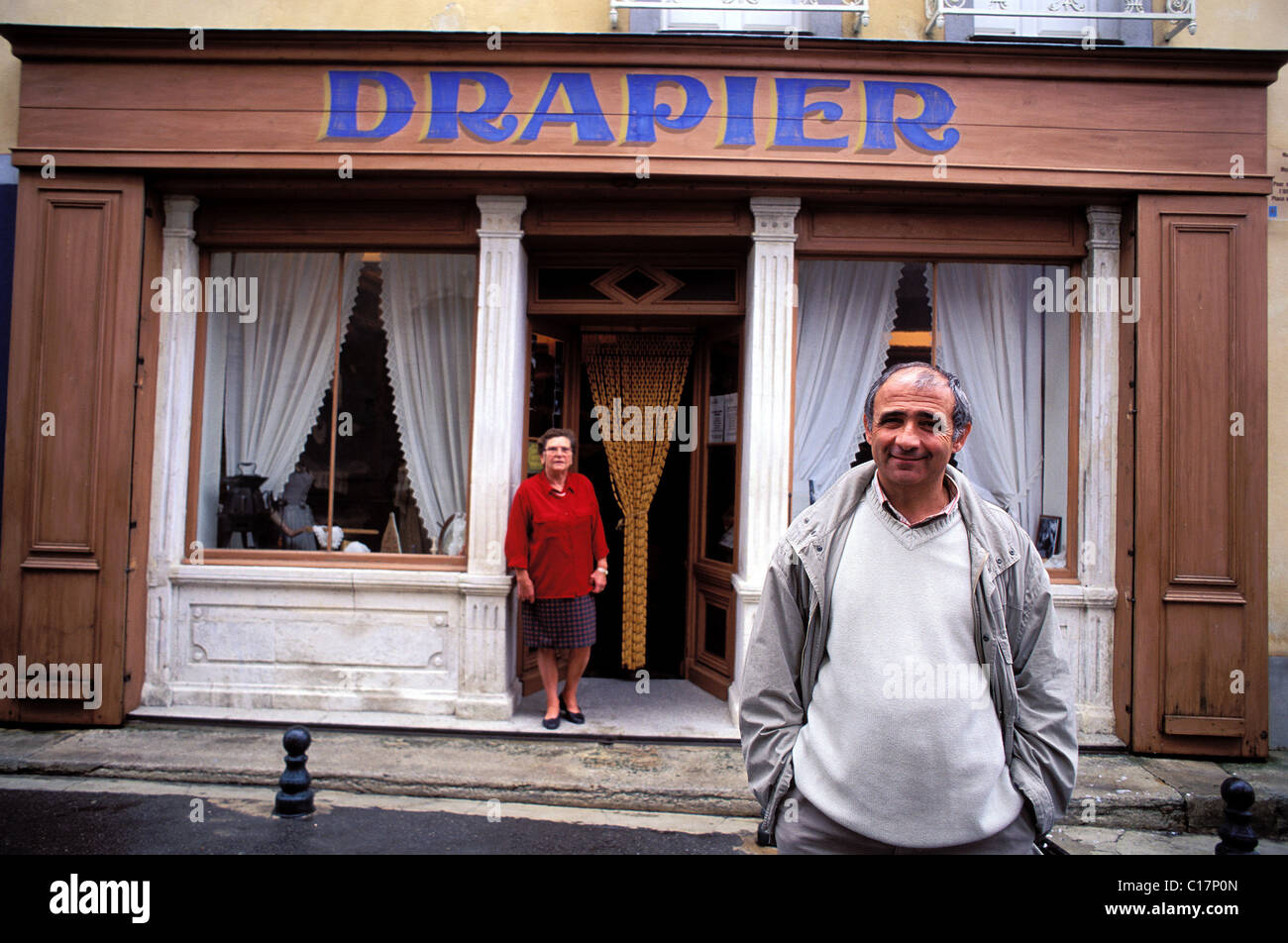 Frankreich Vaucluse Pernes Les Fontaines Bürgermeister Herr Gabert vor der ehemaligen Draper-Shop & jetzt das Kostüm-Museum (Comtat Stockfoto