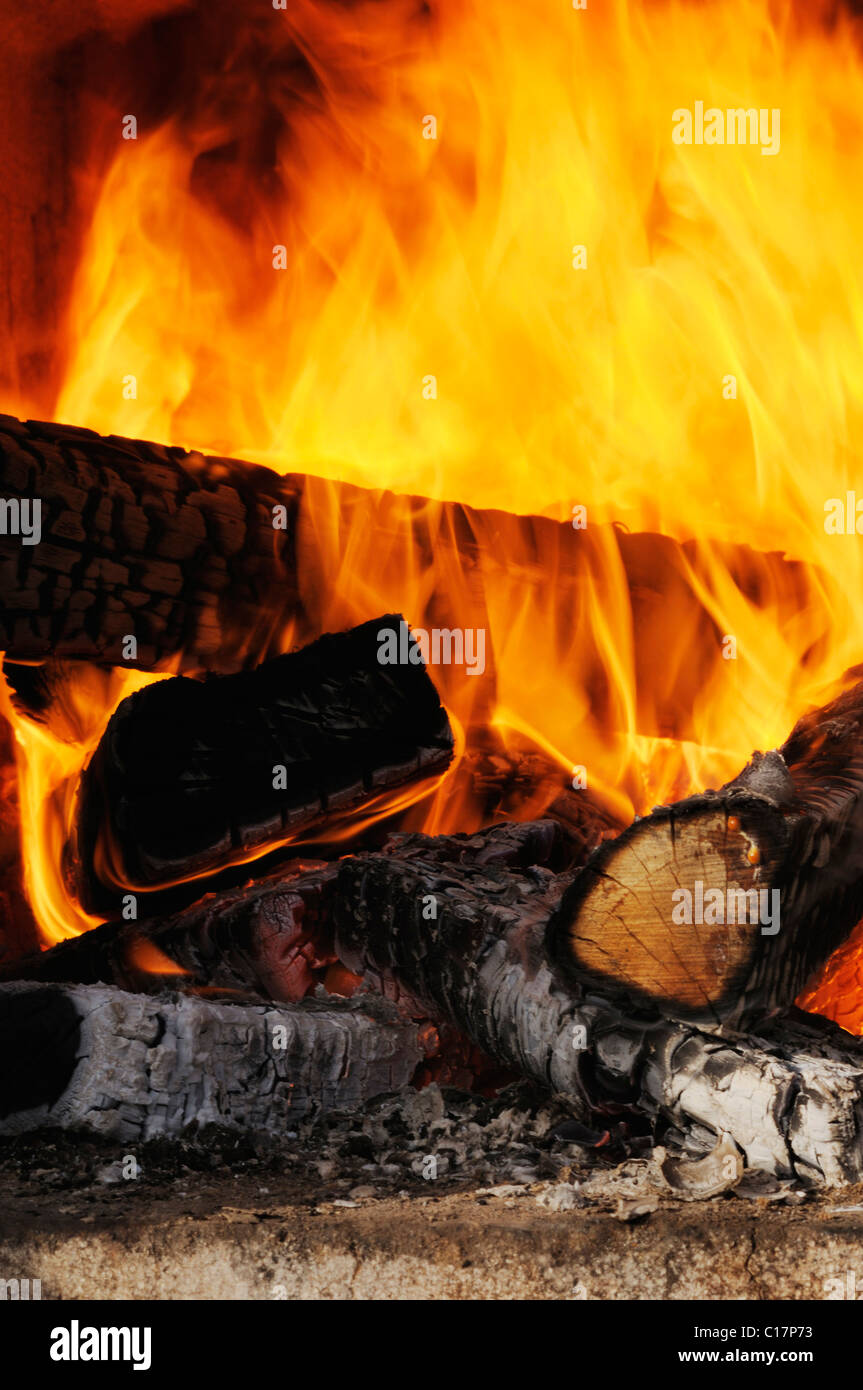 Holzfeuer, Blick auf die Flammen und verkohlten Protokolle Stockfoto