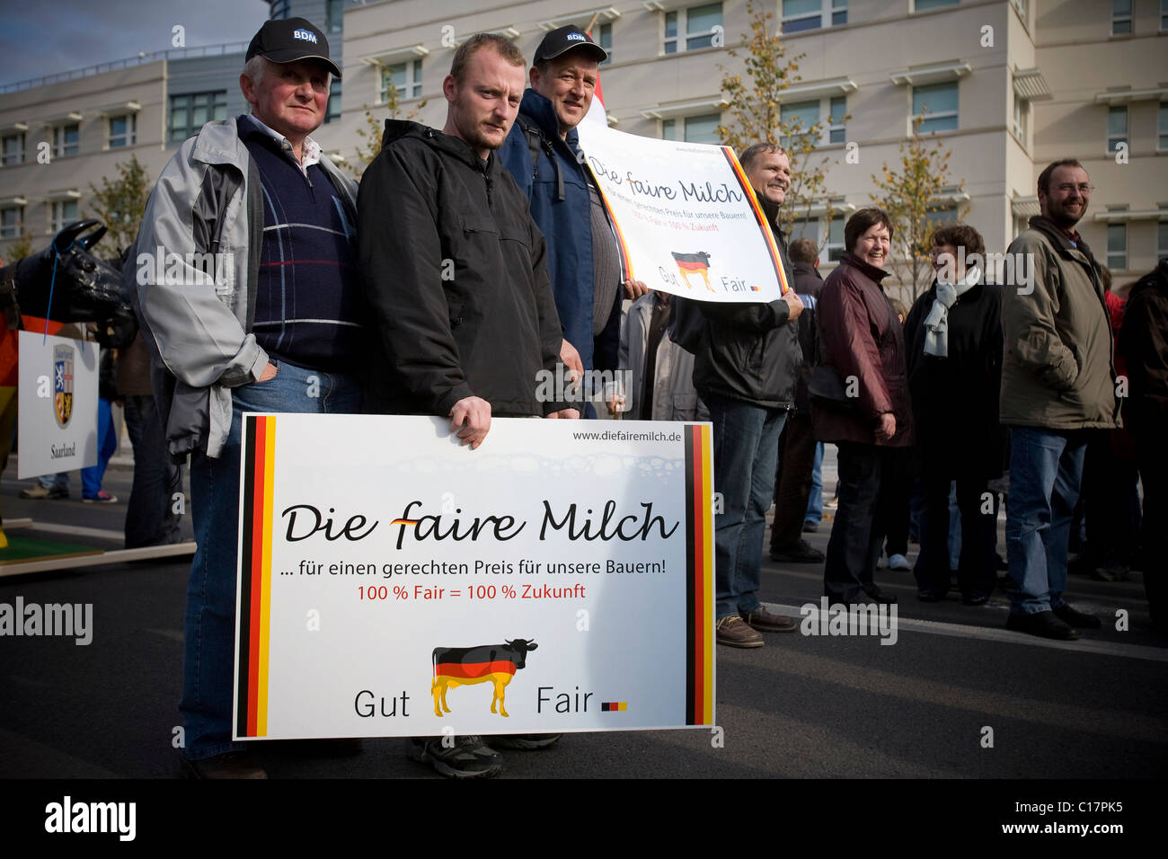 Mitglieder der deutschen Vereinigung von Milchvieh Besitzer demonstrieren für faire Milchpreise in Berlin, Deutschland, Europa Stockfoto