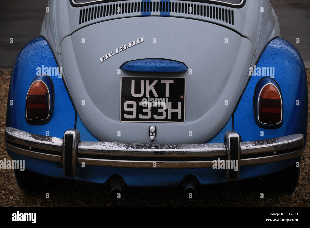 Das hintere Ende eines klassischen VW-Käfer auf einem Parkplatz in Dorset im Jahr 2011 Stockfoto