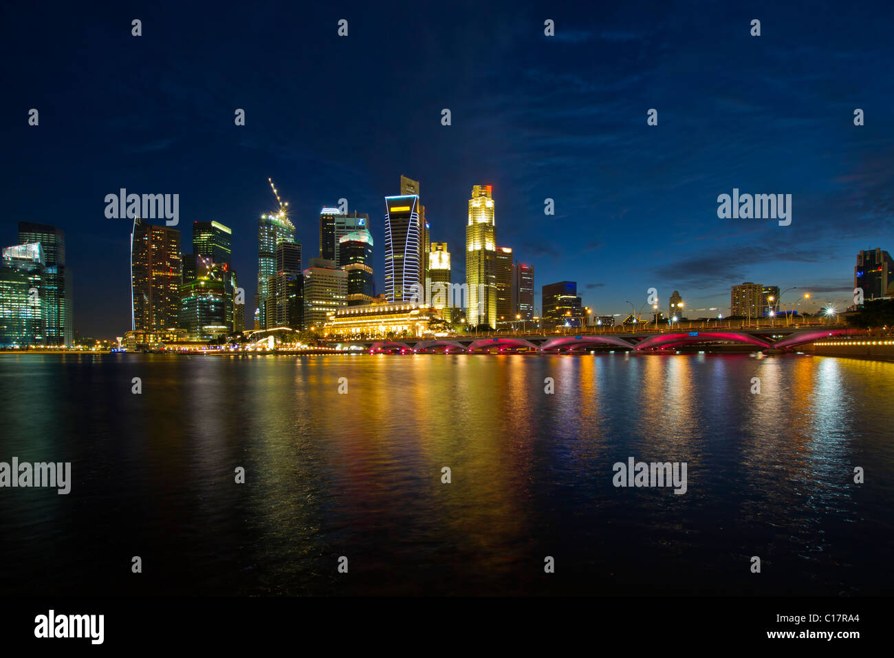 Skyline von Singapur von Marina Bay Esplanade zur blauen Stunde Stockfoto