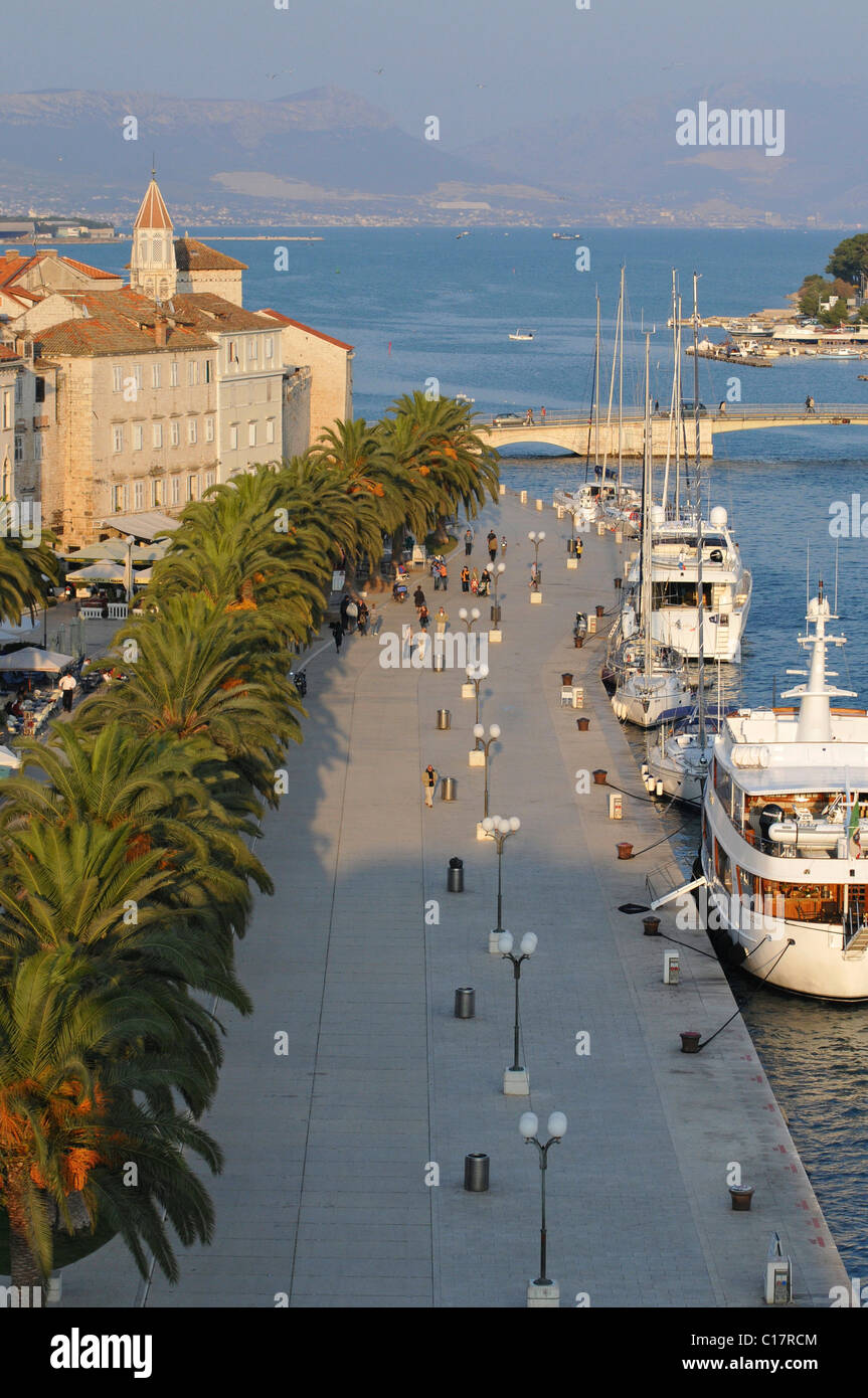 Waterfront Promenade, Trogir, Dalmatien, Kroatien, Europa Stockfoto