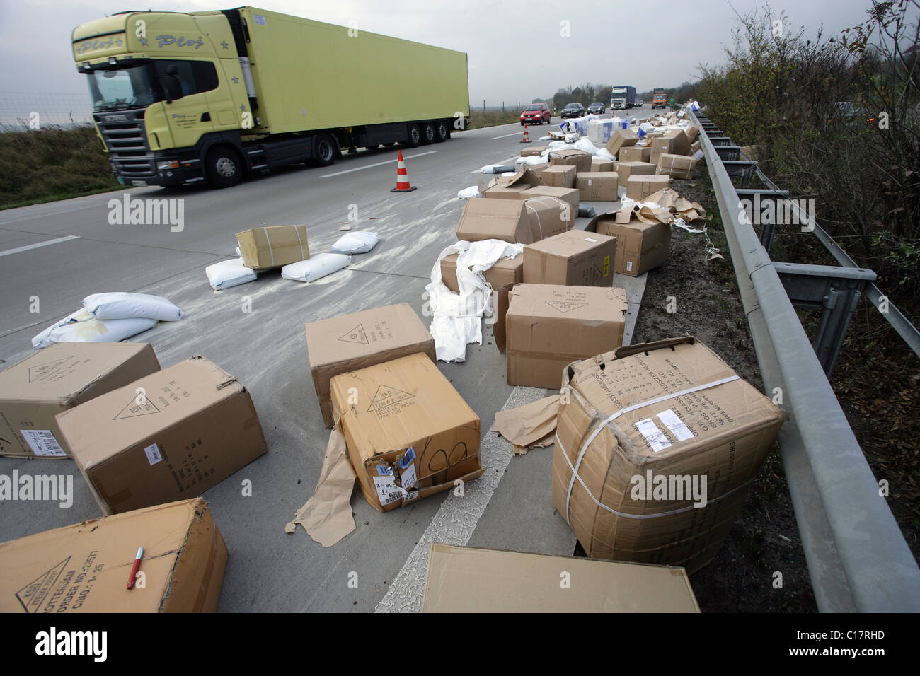 Ein LKW, der verloren hat, seine Ladung auf der Autobahn 61 zwischen Mendig und Kruft, Mendig, Rheinland-Pfalz, Deutschland, Europa Stockfoto