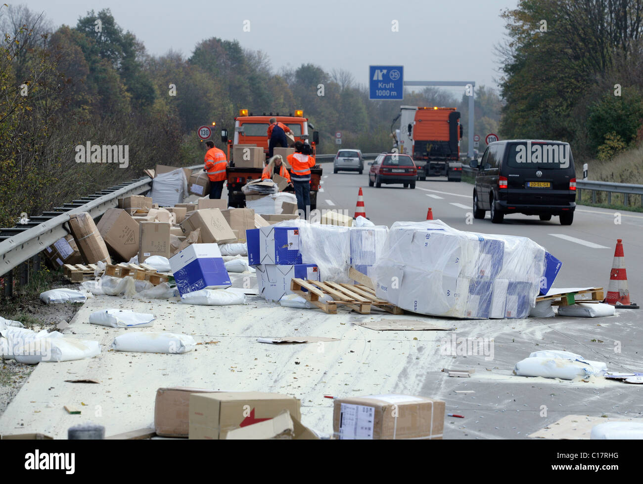 Beschäftigten im Dienst Bergung verlorene Ladung eines LKW auf der Autobahn 61 zwischen Mendig und Kruft, Mendig zu retten Stockfoto