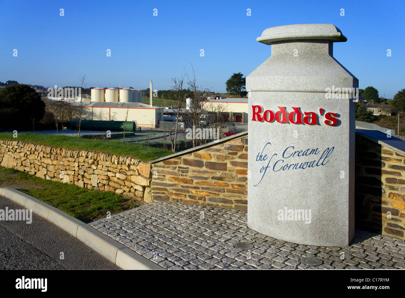 Am Eingang der berühmten "Roddas" Clotted Cream Fabrik, Wheal Rose, Scorrier, Cornwall, UK Stockfoto