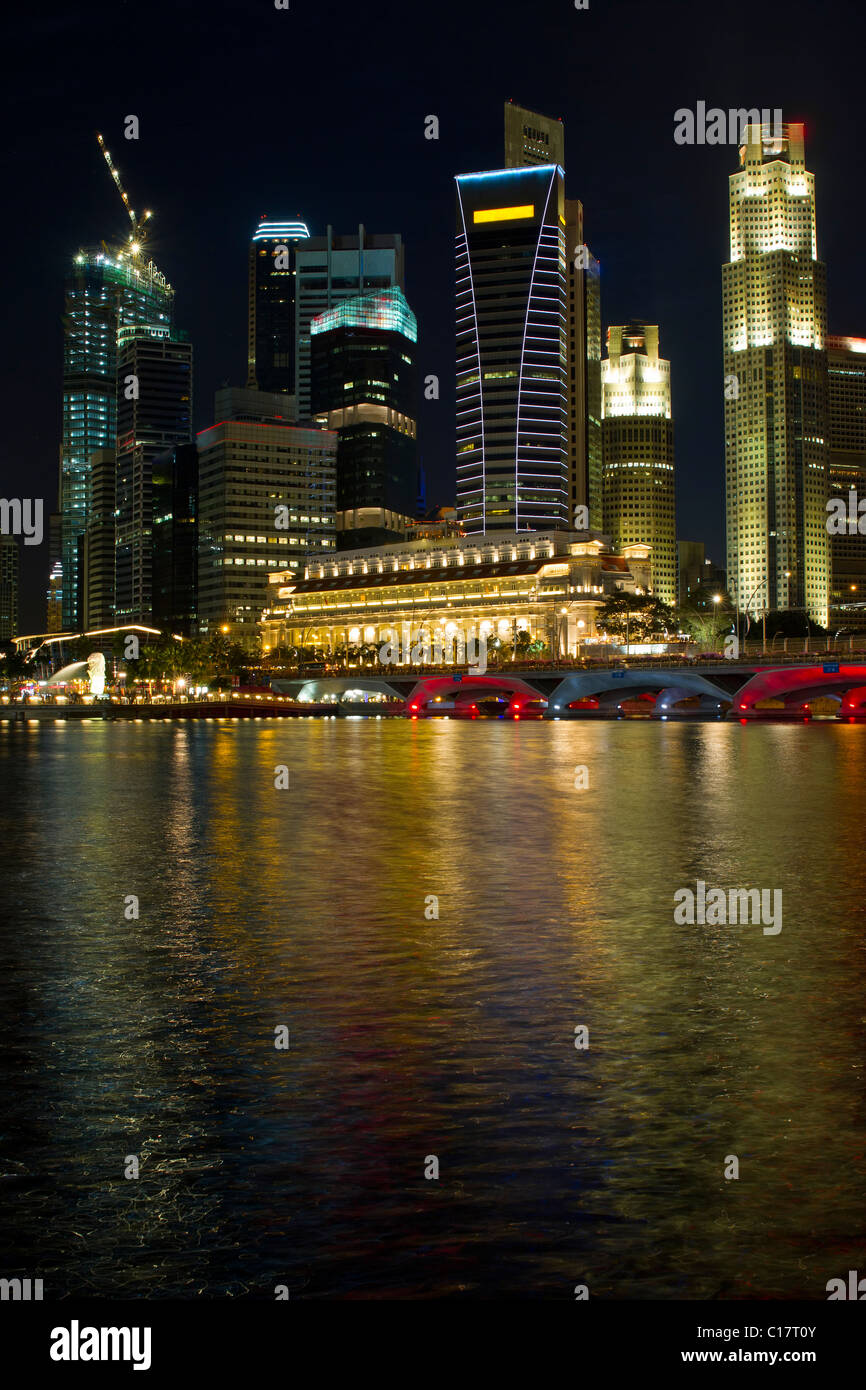 Skyline von Singapur von Marina Bay Esplanade in der Nacht Stockfoto
