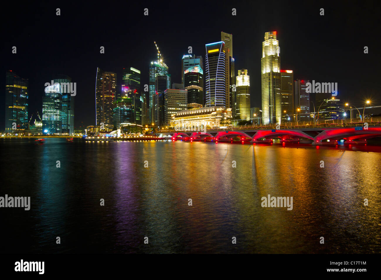 Skyline von Singapur von Marina Bay Esplanade in der Nacht 2 Stockfoto
