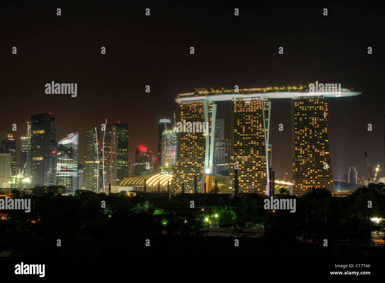 Skyline von Singapur aus Marina Barrage in der Nacht Stockfoto