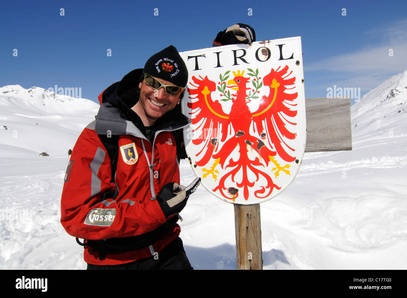 Kitzbüheler Skilehrer, Bergführer aus Red Devils am Tyrol Grenze Schild, Markkirchl, Salzachjoch, Kelchsau, Tirol, Österreich Stockfoto