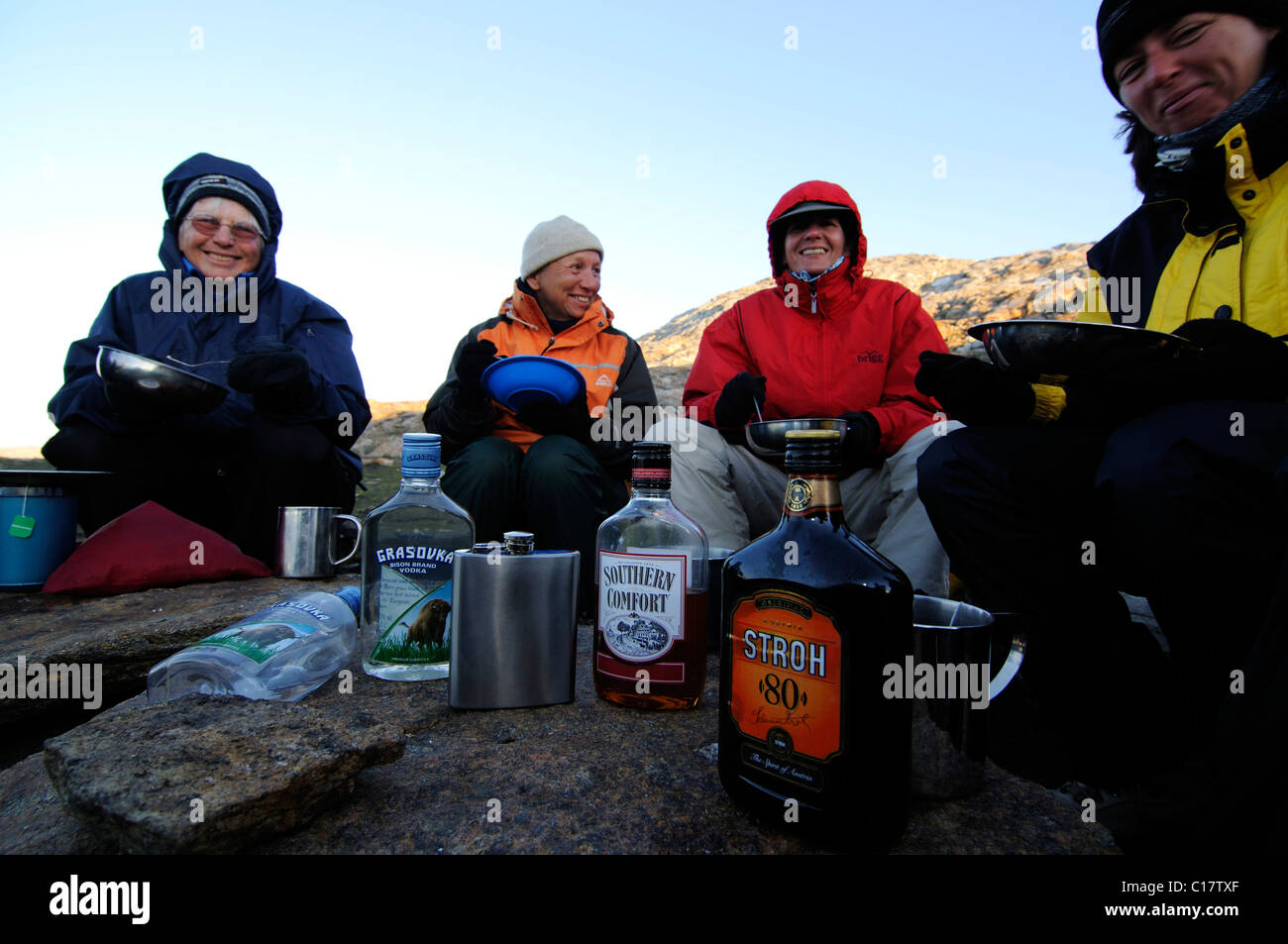 Menschen Aufwärmen mit Rum, Whiskey, Johan Petersen Fjord, Ost-Grönland, Grönland Stockfoto