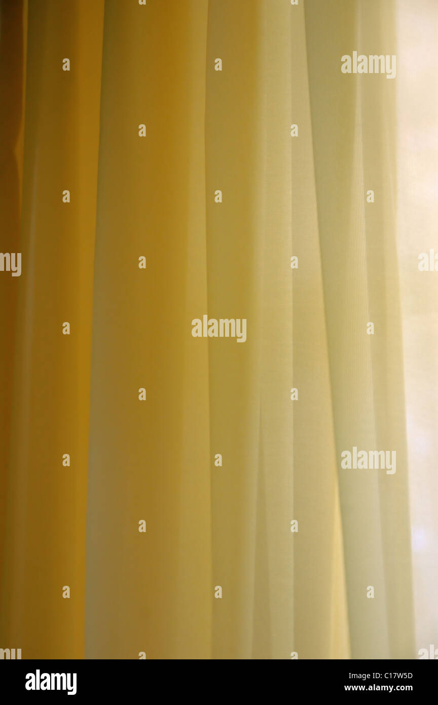 Transparenter Vorhang Hintergrundtextur. Schattierungen von gelb. Stockfoto