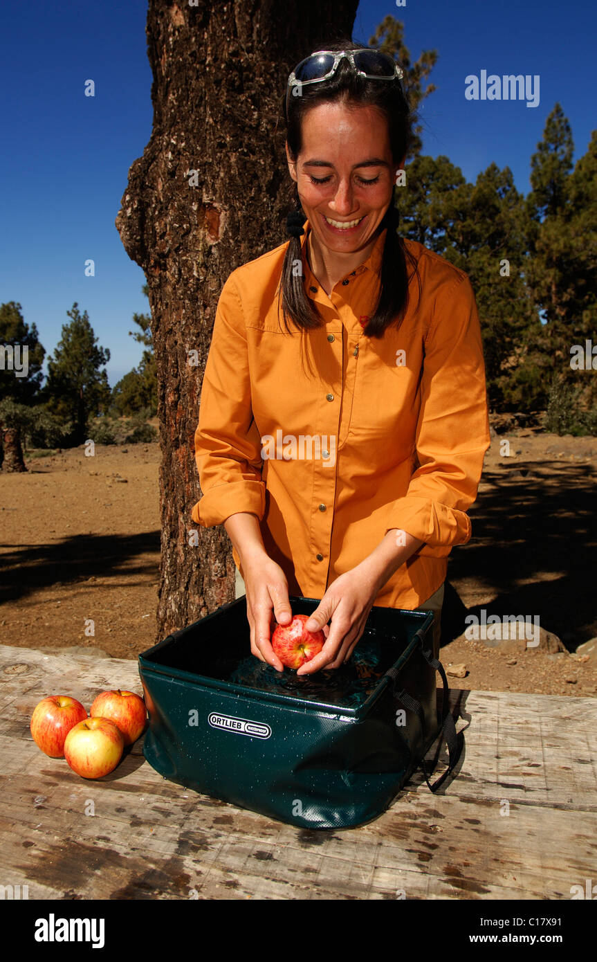 Frau waschen Äpfel, camping, Teneriffa, Kanarische Inseln, Spanien, Europa Stockfoto