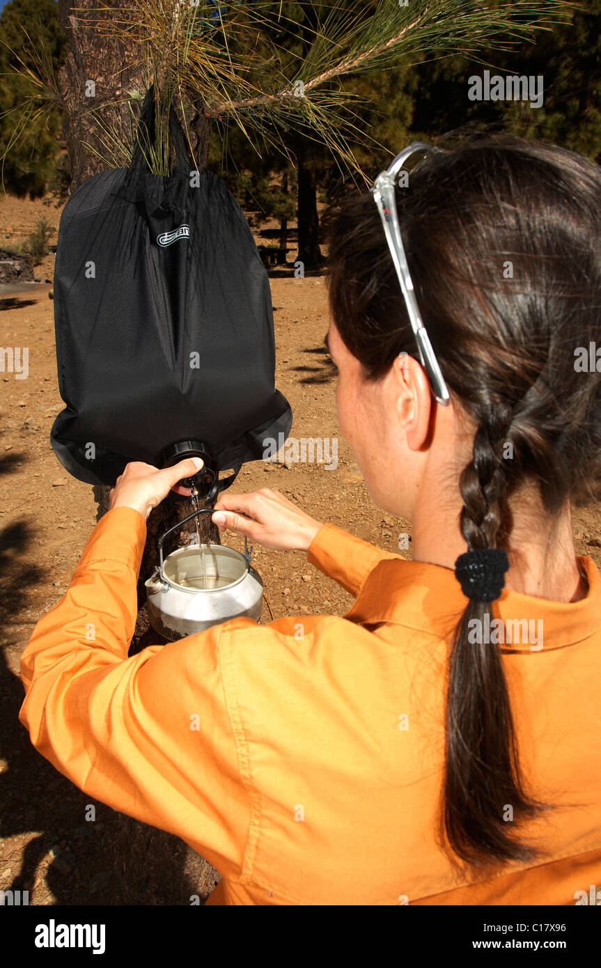 Frau Füllung Wasserkocher mit Wasser, camping, Teneriffa, Kanarische Inseln, Spanien, Europa Stockfoto