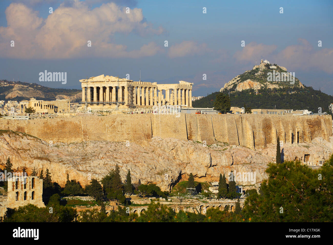 Die Akropolis, dahinter Mount Lycabettus mit dem Agios Georgios Kapelle, Athen, Griechenland, Europa Stockfoto