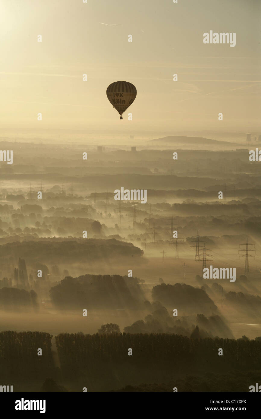 Luftaufnahme, Sonnenaufgang, elektrische Türme im frühen Morgennebel, Heißluftballon, Scholven, Gelsenkirchen-Buer Stockfoto