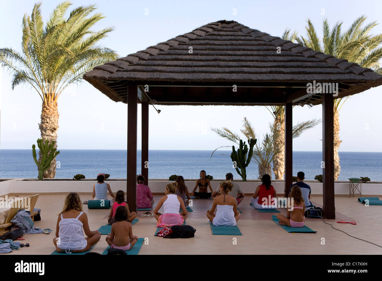 Yoga Workshop mit Meerblick, Hesperia Lanzarote Hotel Costa Calero, Lanzarote, Kanarische Inseln, Spanien, Europa Stockfoto