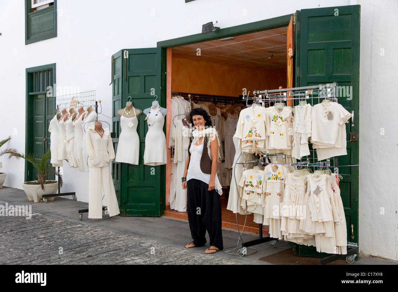 Kleidung zum Verkauf auf dem Sonntagsmarkt in Teguise, Lanzarote, Kanarische Inseln, Spanien, Europa Stockfoto