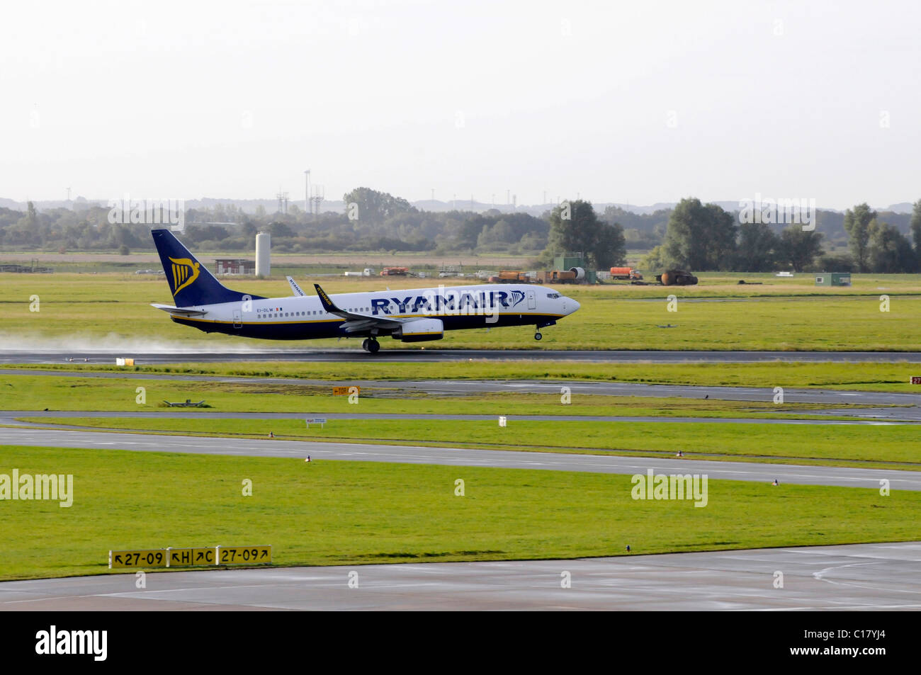 Ryanair Airline, Flugzeug abheben, Flughafen Bremen, Freie Hansestadt Stadt Bremen, Deutschland, Europa Stockfoto