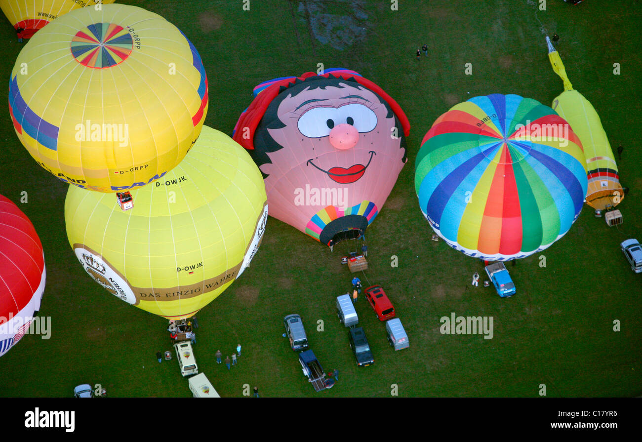 Luftbild, Heißluftballons, internationalen Mongolfiade, beginnen bei der Warsteiner Brauerei, Sonnenuntergang, Hirschberg, Warstein Stockfoto