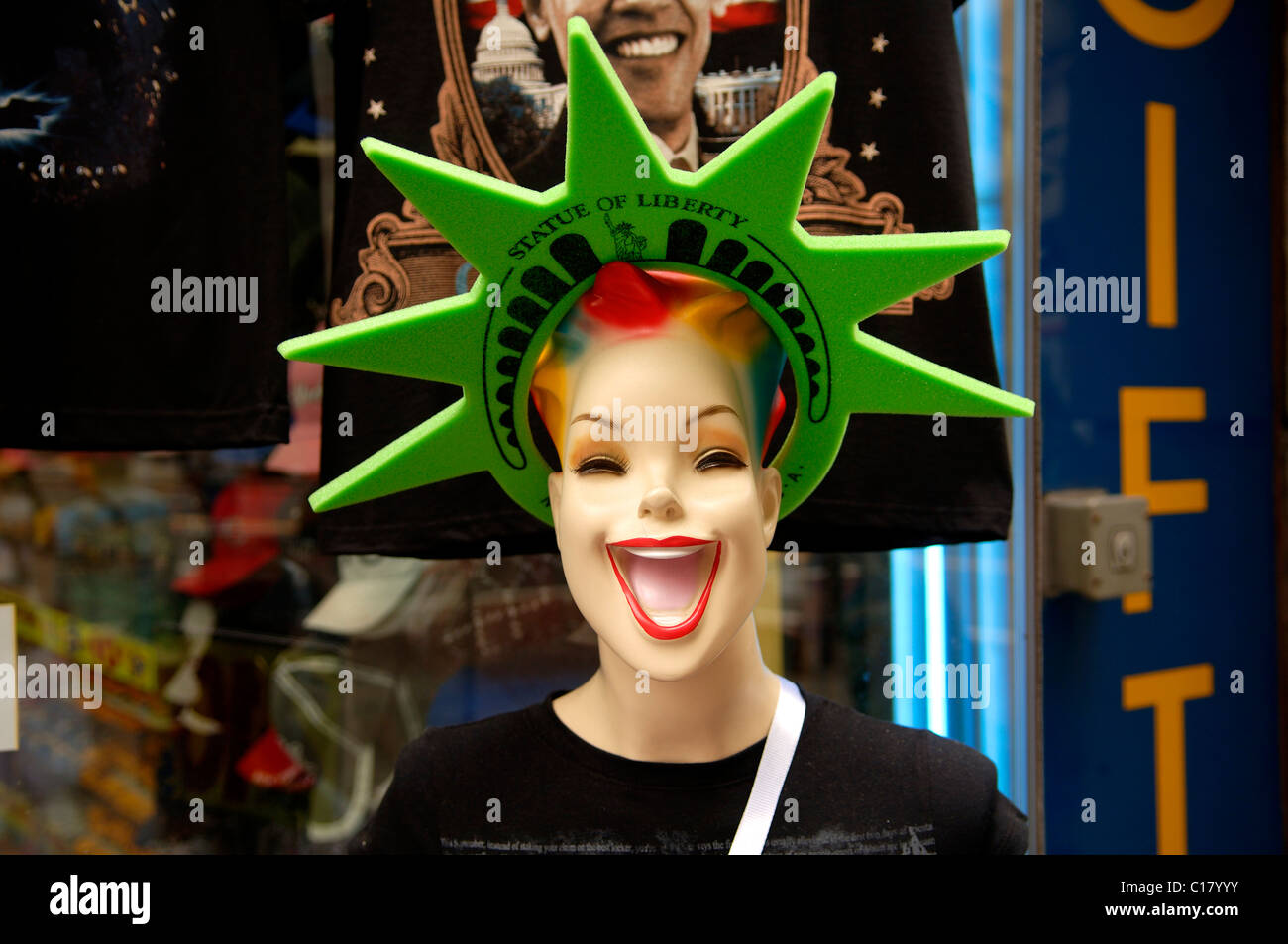 Lachend weibliche Fenster Display Dummy mit Sterne Kranz, Statue of Liberty, New York City, USA Stockfoto