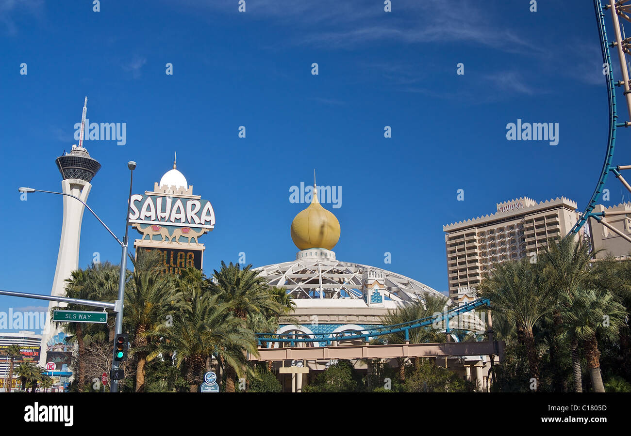 Das Sahara Hotel and Casino in Las Vegas, mit The Stratosphere Hotel Turm auf der linken Seite, umrahmt von der Sahara Fahrt Track Stockfoto