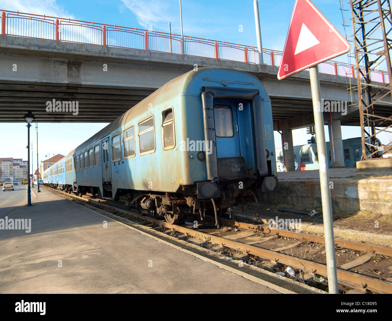 Abgestellten alten Waggon in rumänischen Bahnhof. Stockfoto