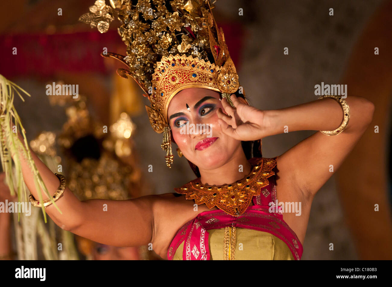 Balinesische Legong Tänzerin bei einer kulturellen Aussetzung in Ubud Stockfoto