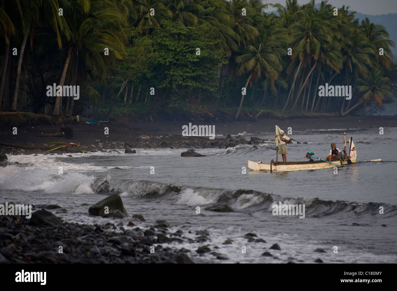 Balinesische Fischer hochziehen am Strand in Tembok Bali, nach einer Nacht der Fischerei für Makrele in einer traditionellen Ausleger. Stockfoto