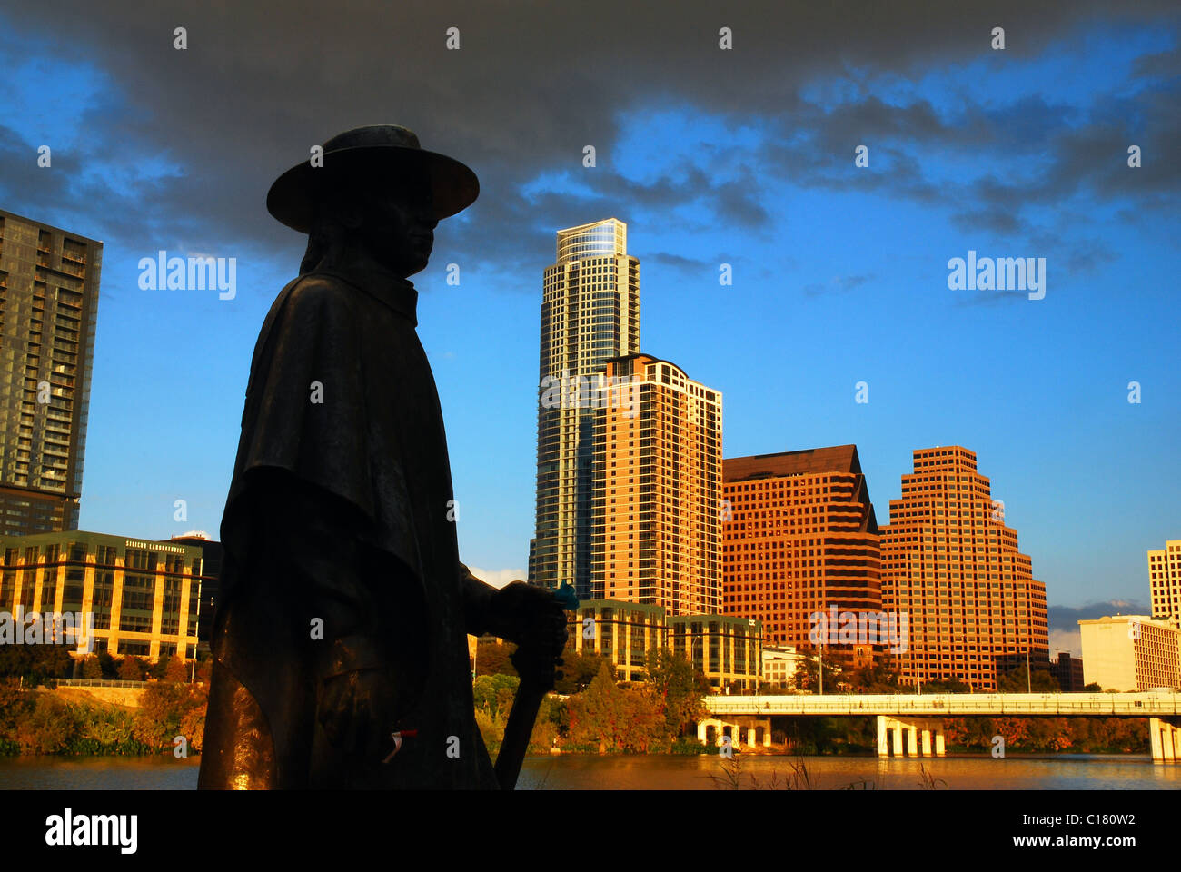 Statue von Stevie Ray Vaughn vor der Skyline von Austin, Texas Stockfoto