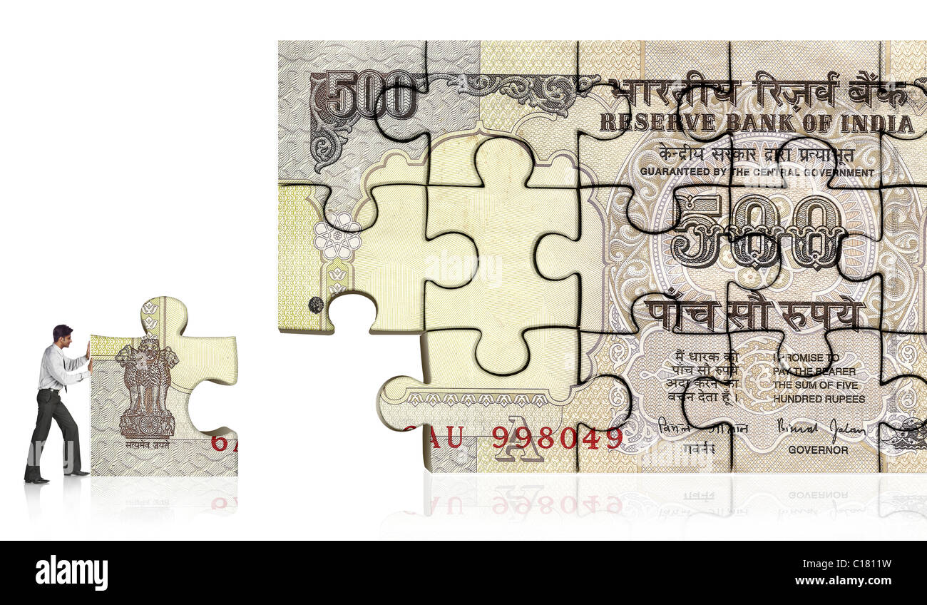 Geschäftsmann machen fünfhundert Rupie indische Banknoten aus Puzzleteile Stockfoto