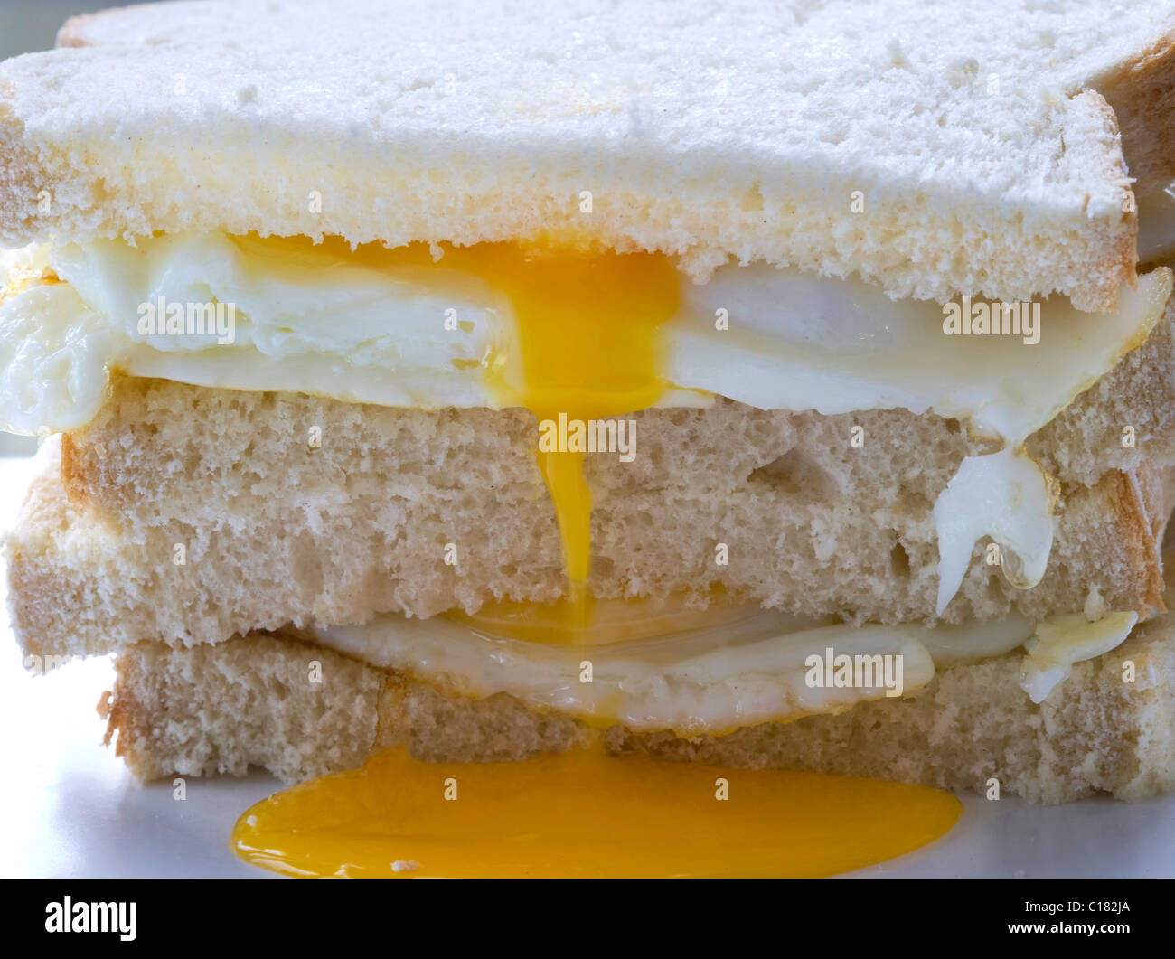Fried Egg Sandwich in einem Stapel Stockfoto