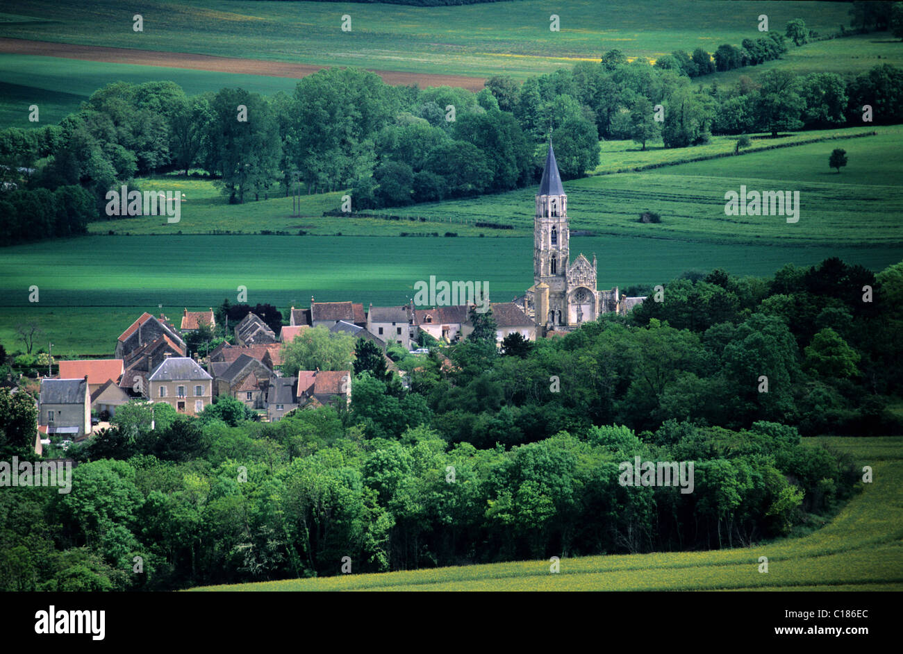 Frankreich, Yonne, Saint Pere Sous Vezelay Dorf mit Blick auf Vezelay Ort Stockfoto
