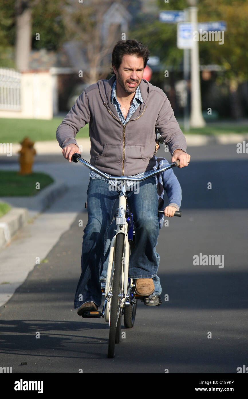 Eric McCormack "Will and Grace" Zyklen mit seinem Sohn Finnigan Holden McCormack nahe seinem Haus in Toluca Lake Los Angeles, Stockfoto