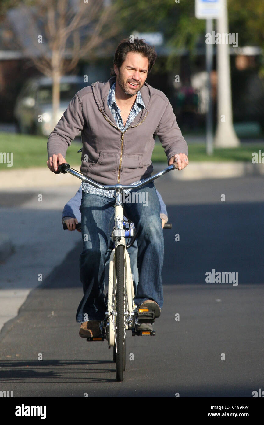 Eric McCormack "Will and Grace" Zyklen mit seinem Sohn Finnigan Holden McCormack nahe seinem Haus in Toluca Lake Los Angeles, Stockfoto