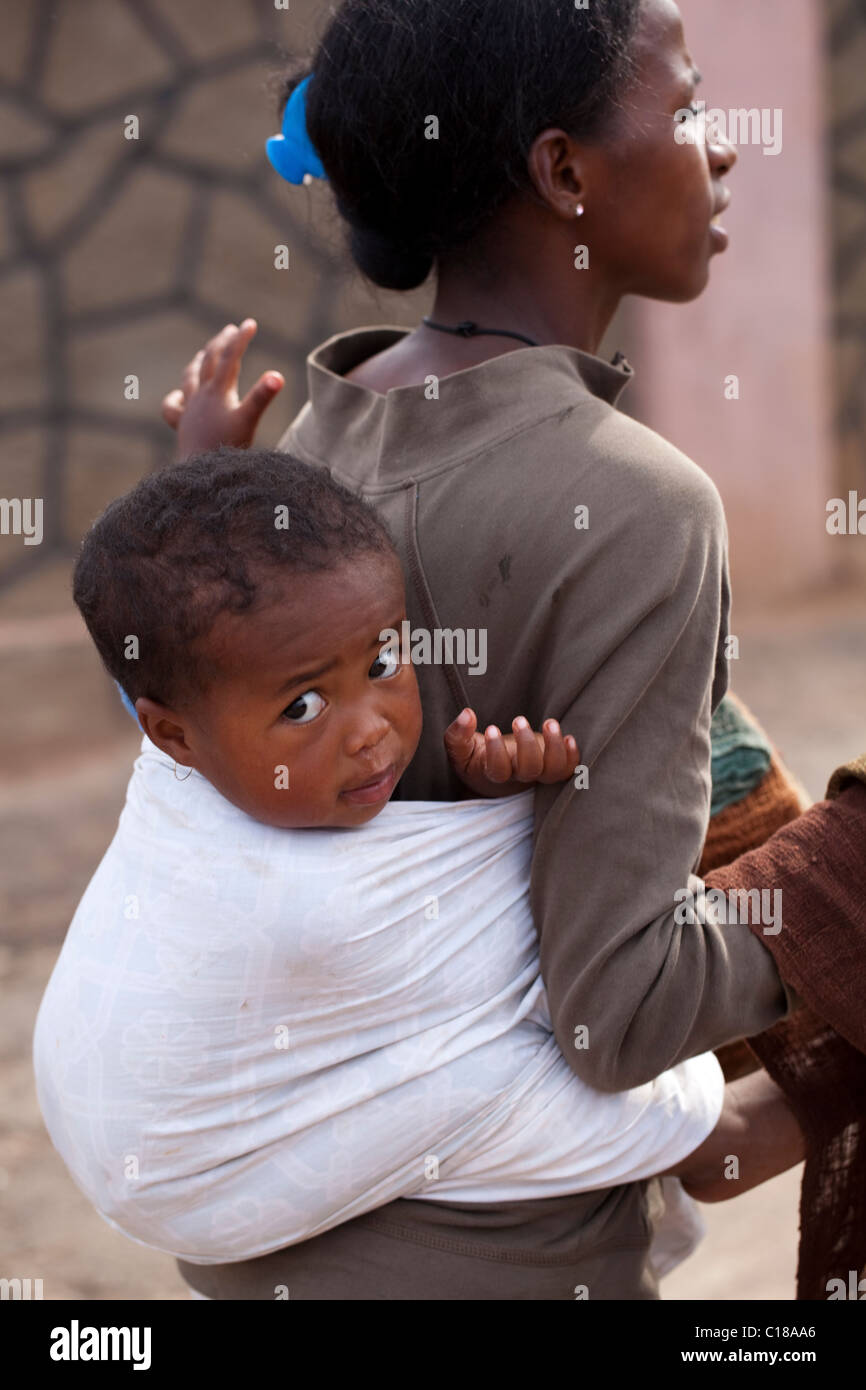 Mutter mit Kind auf Rücken. ANTSIRABE. Östlichen Madagaskars. Stockfoto
