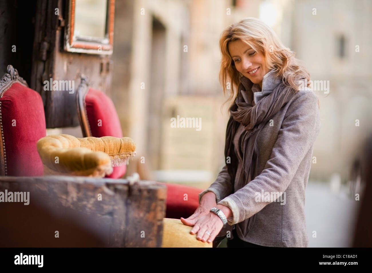 Frau staunen über antike Möbel Stockfoto