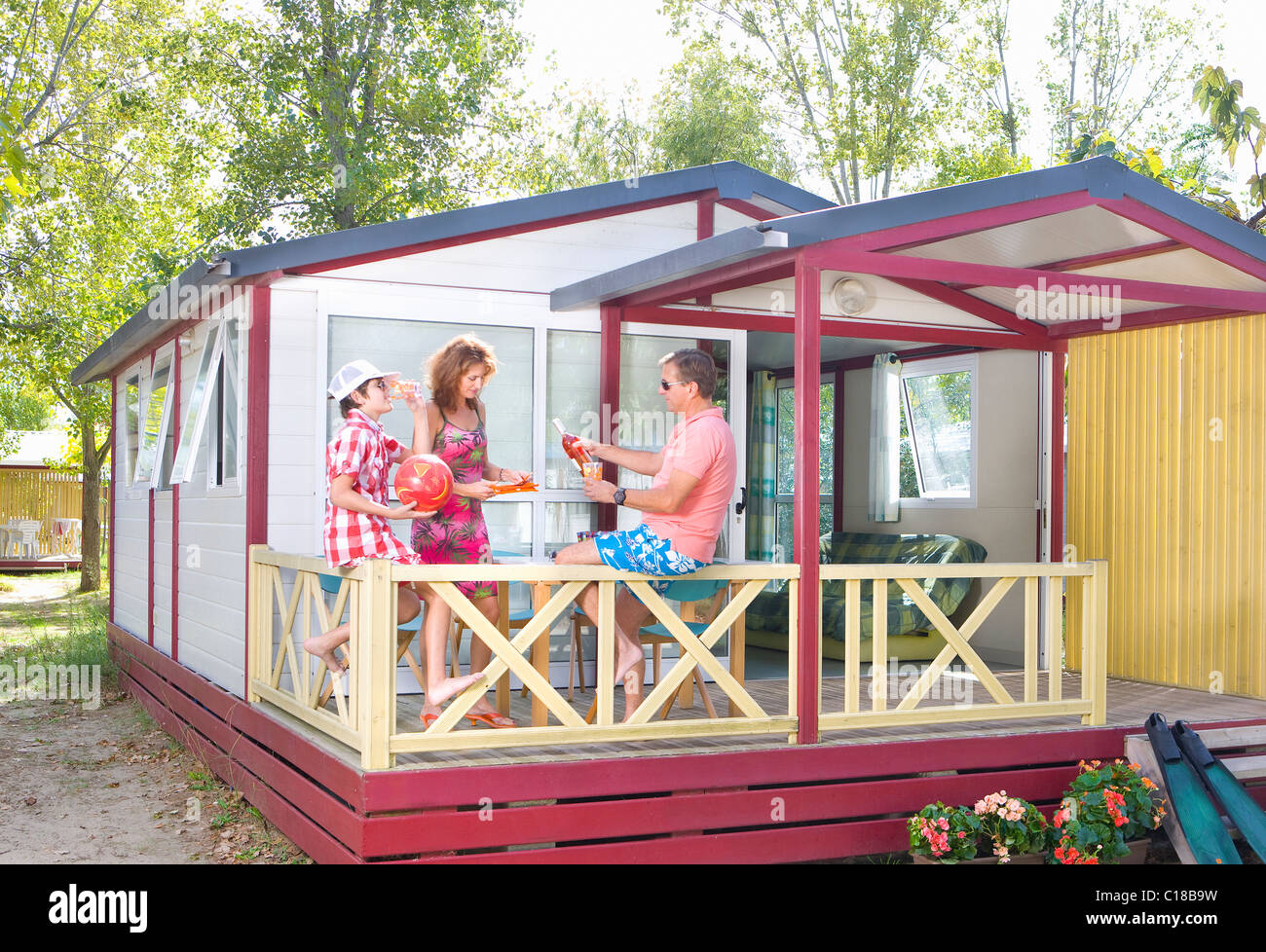 Familie im Urlaub auf der Terrasse mit Wein Stockfoto