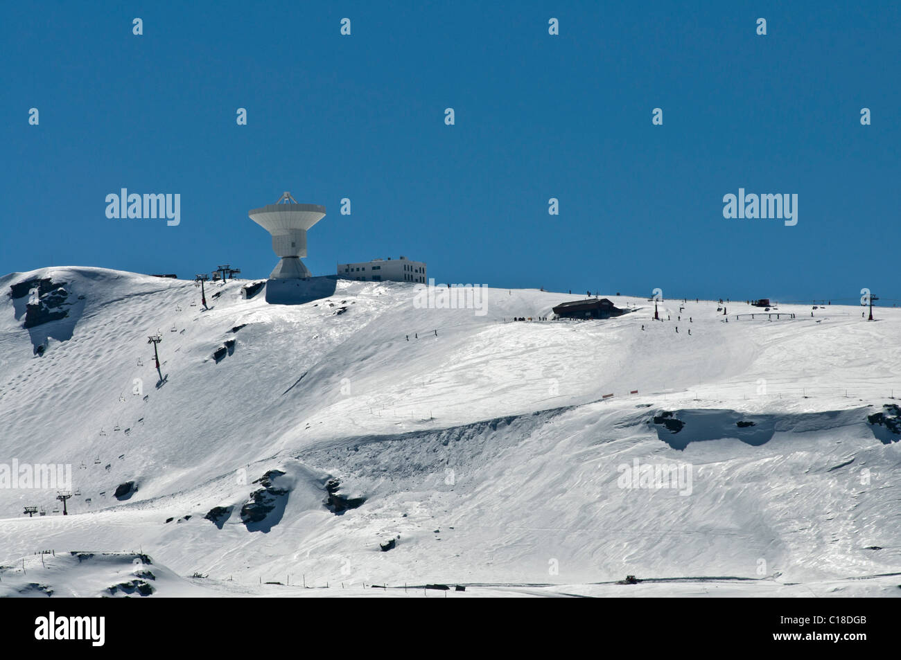 Sternwarte auf einem verschneiten Berg Stockfoto
