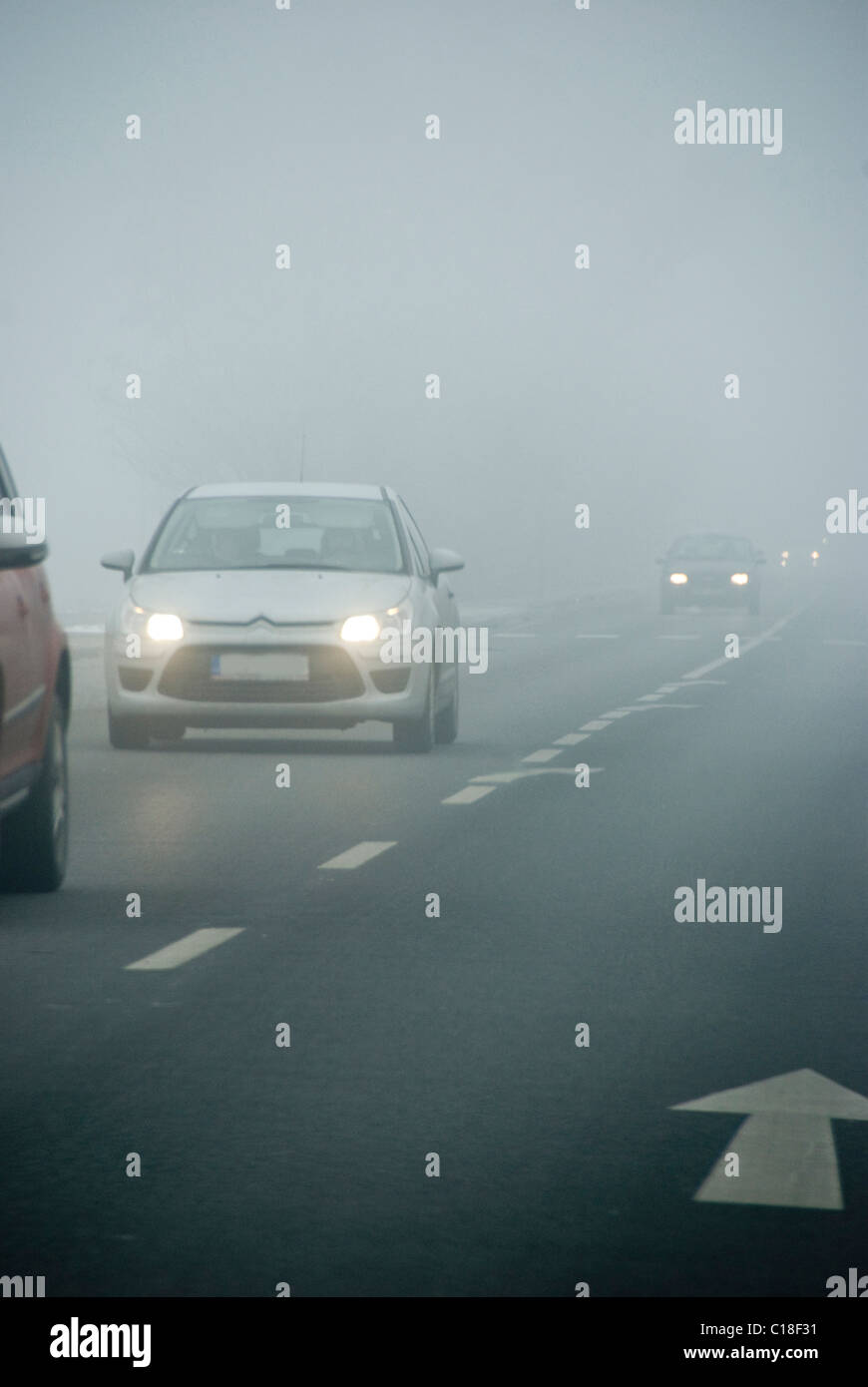 Autos auf der Straße an einem nebligen Tag Stockfoto