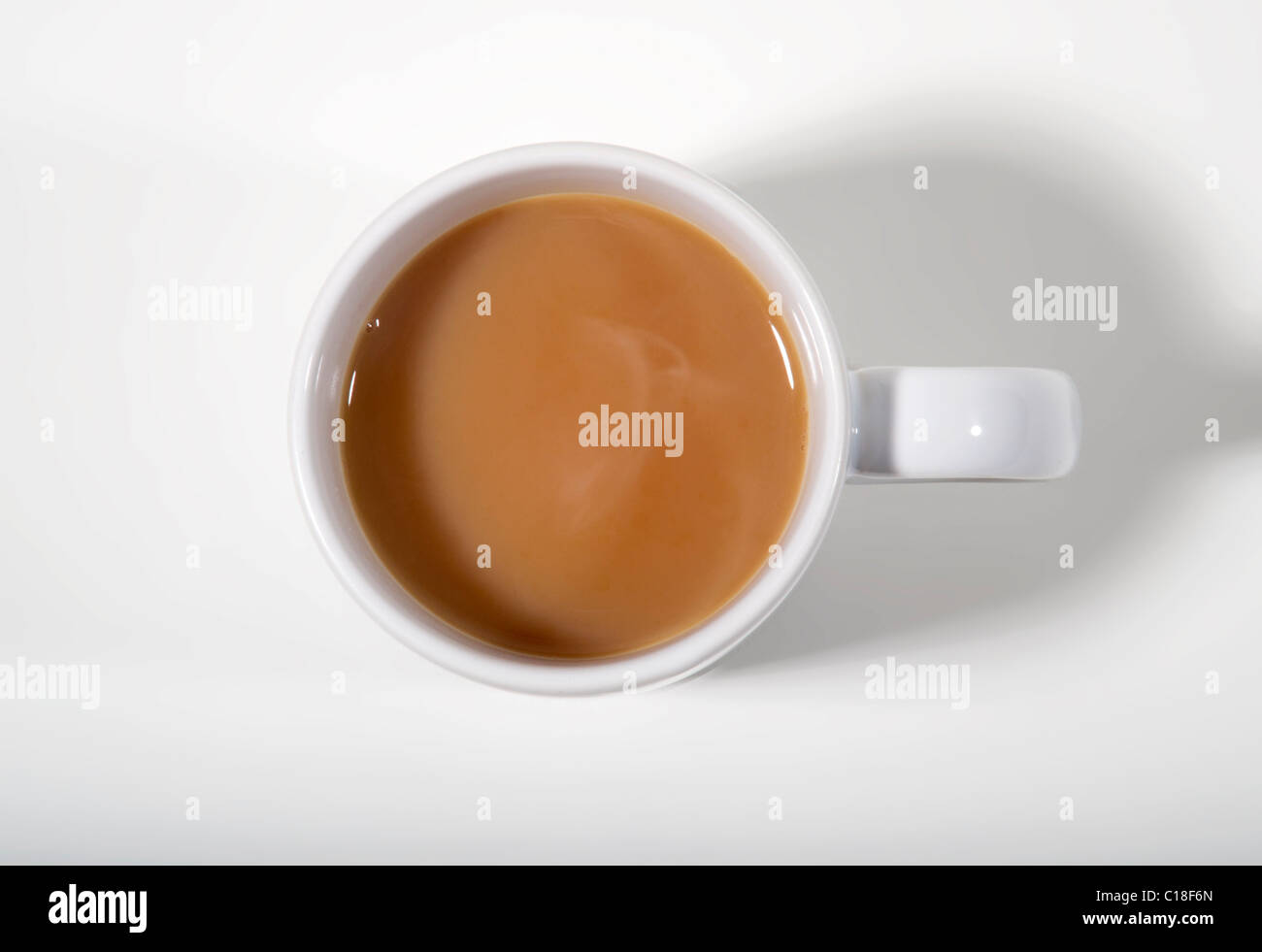 Tasse Tee - Tasse Tee in eine schlichte weiße Tasse starken Stockfoto