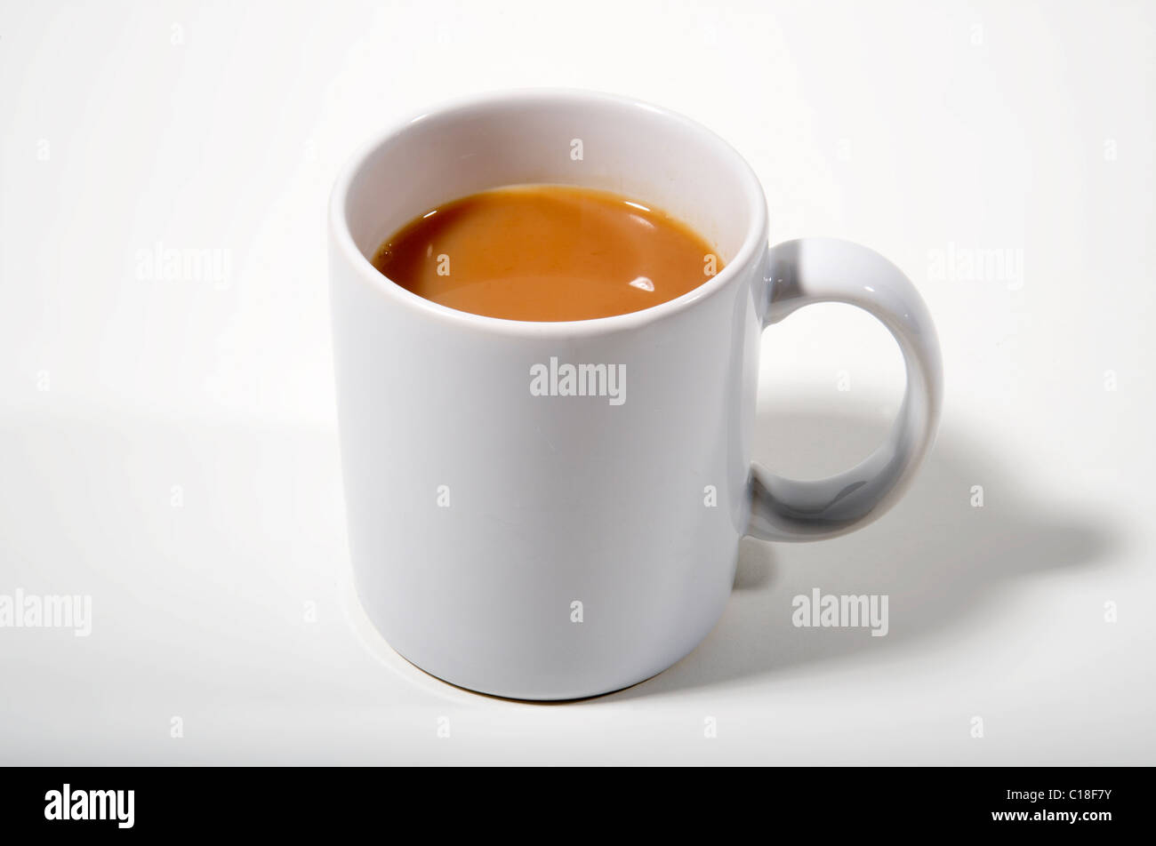 Tasse Tee - Tasse Tee in eine schlichte weiße Tasse starken Stockfoto