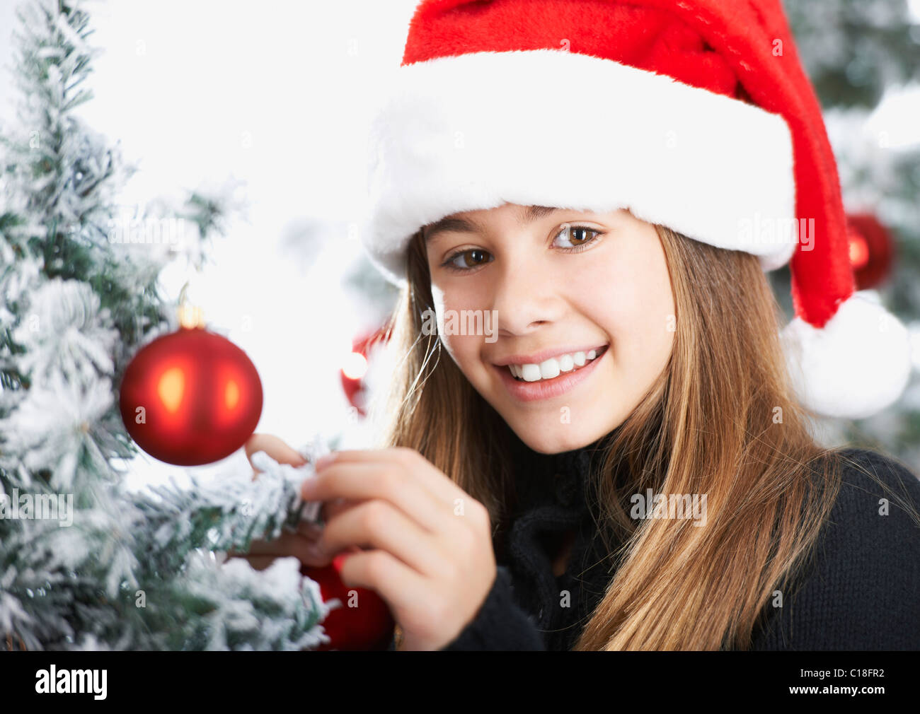 Mädchen schmücken den Weihnachtsbaum Stockfoto