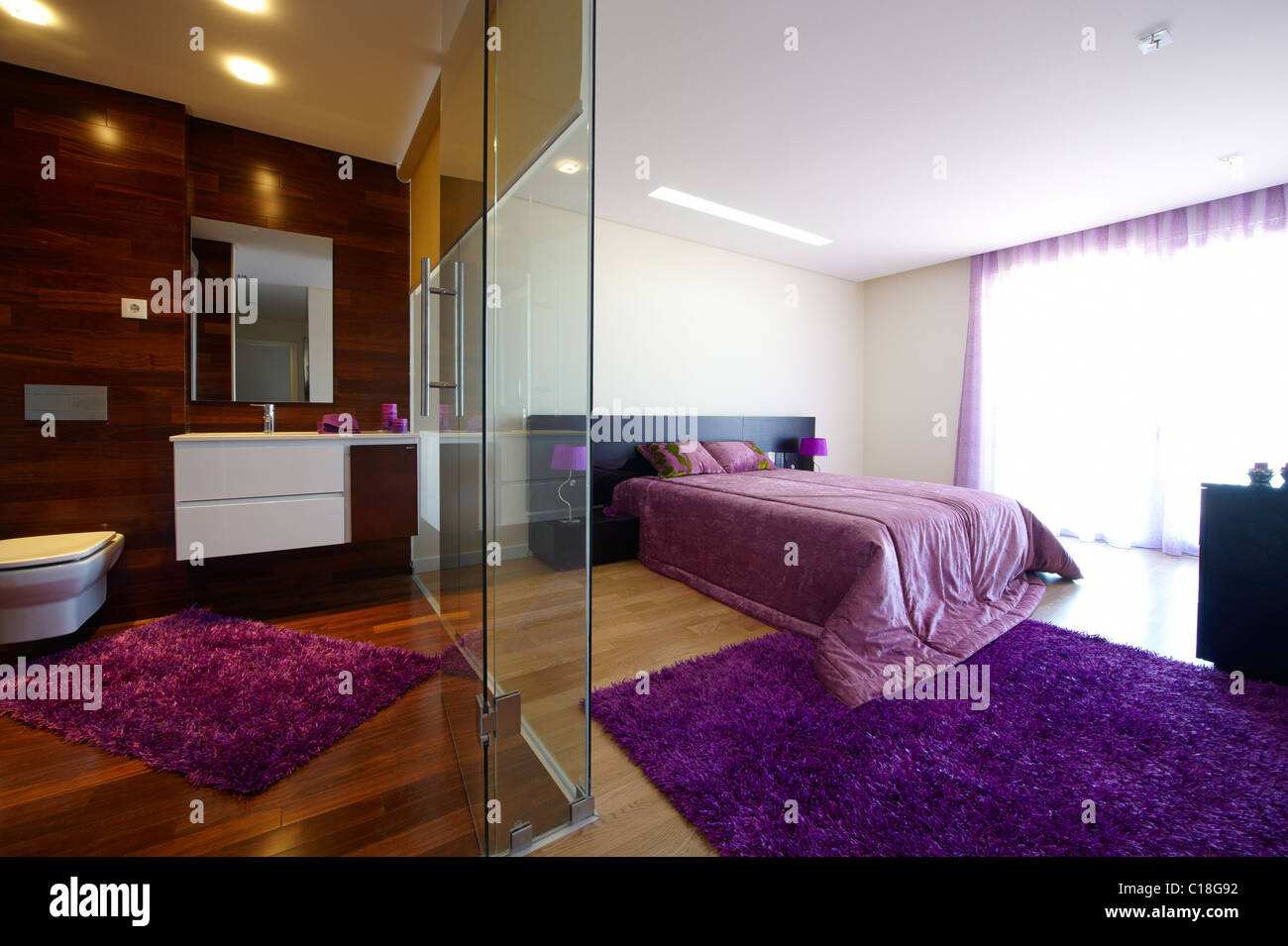 Schlafzimmer mit Bad getrennt durch Glas Stockfoto