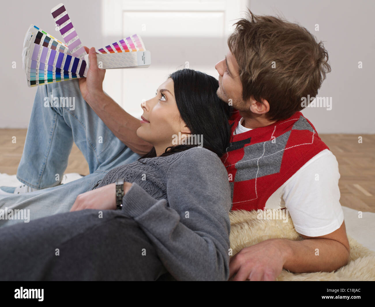 Paar, die Auswahl der Farben für neue Wohnung Stockfoto