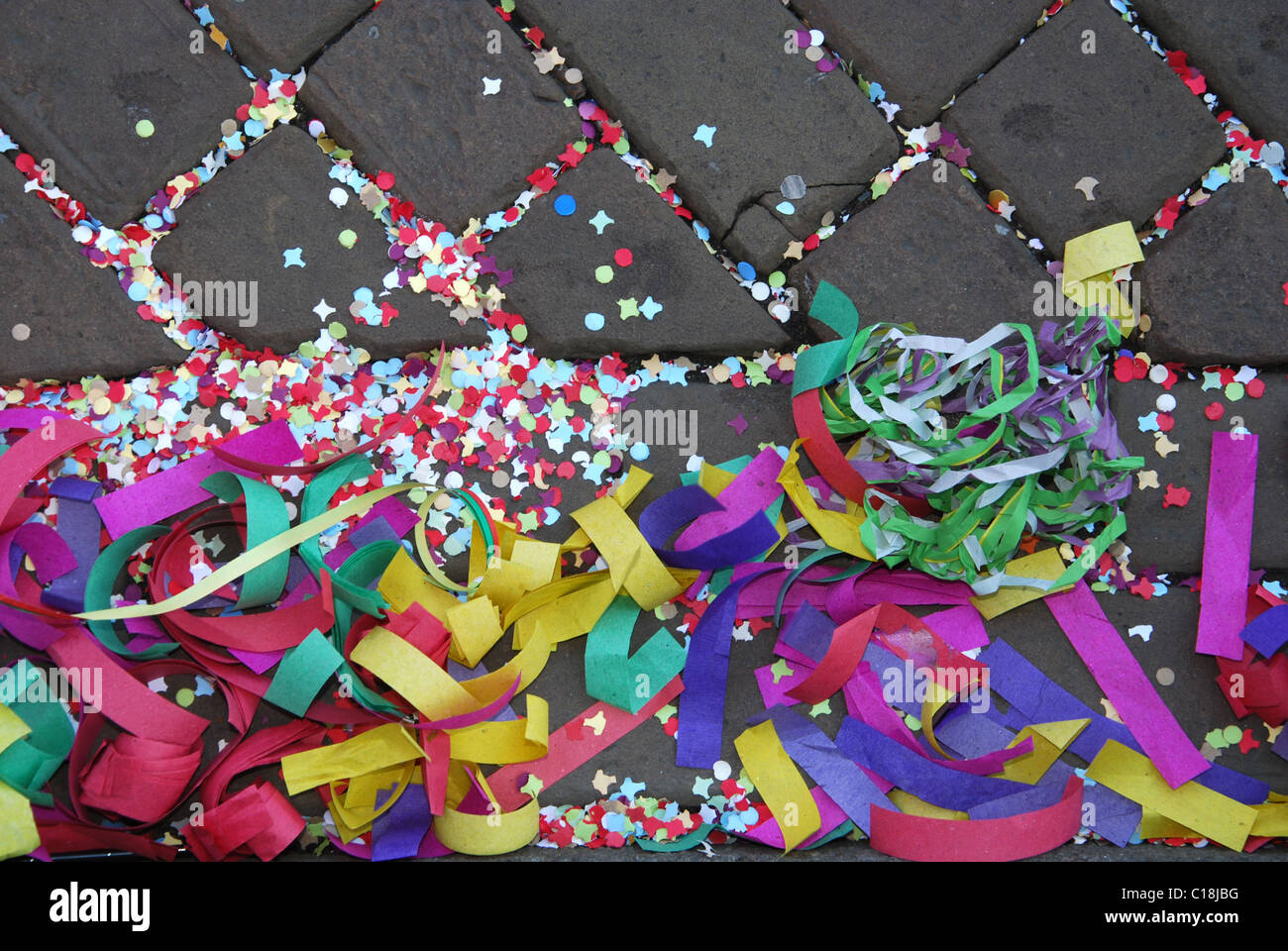 Konfetti auf den Straßen am Karneval Maastricht, Niederlande Stockfoto