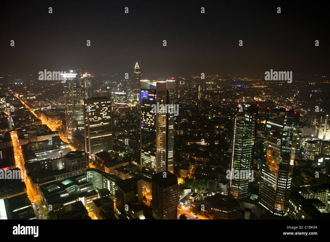 Skyline von Frankfurt bei Nacht Stockfoto