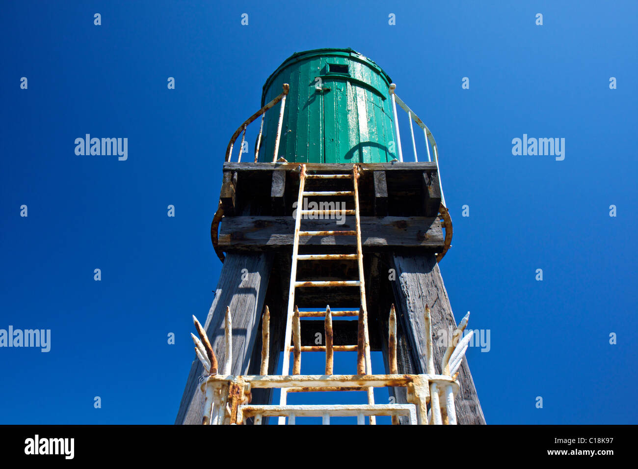 Grünes Holz Leuchtturm oder Laterne am Ende des Whitby Pier West, North Yorkshire, England. Stockfoto