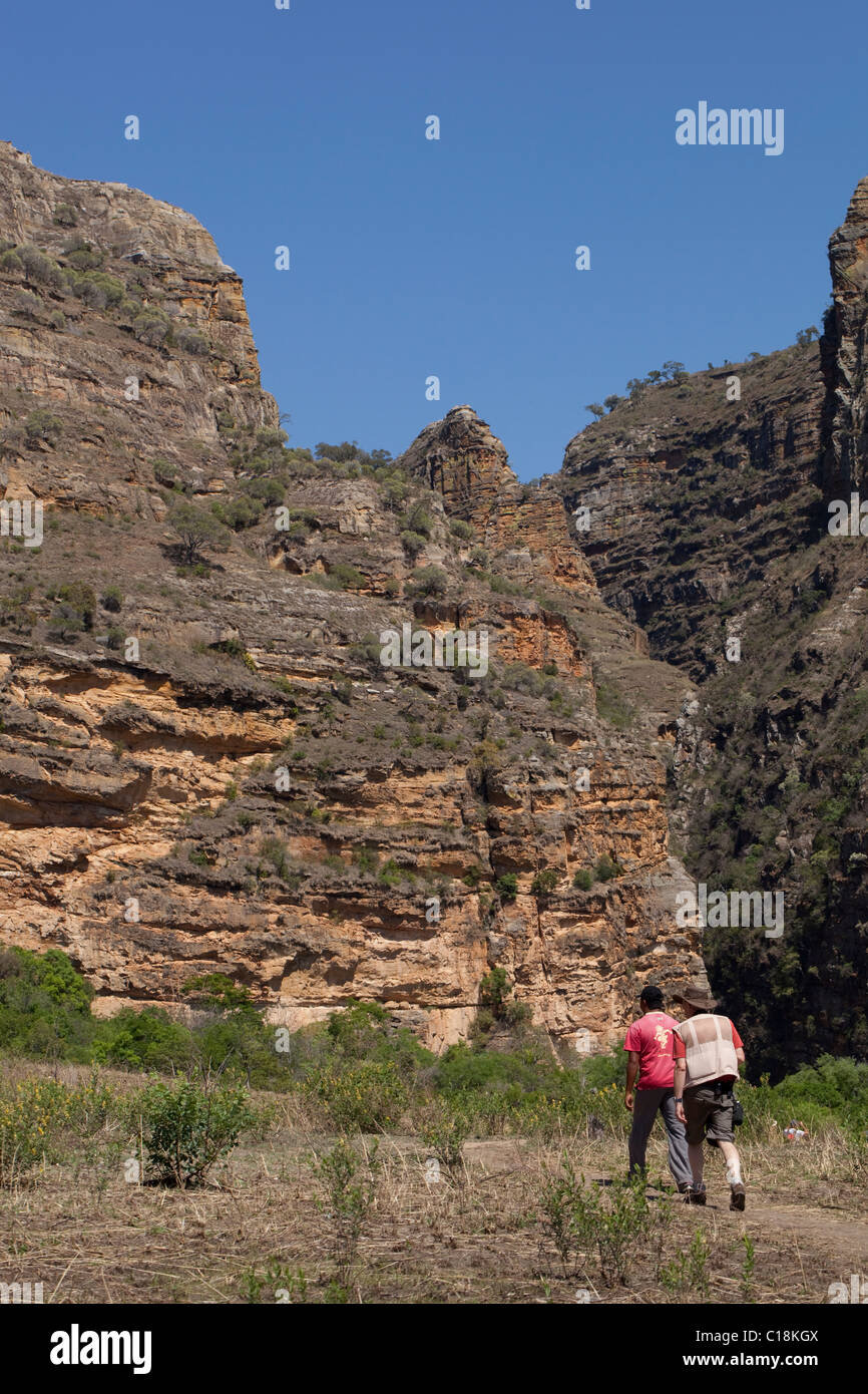 Lokale Führer und Touristen zu Fuß zum Isalo Nationalpark. Provinz Toliara, südwestlichen Madagaskar. Stockfoto