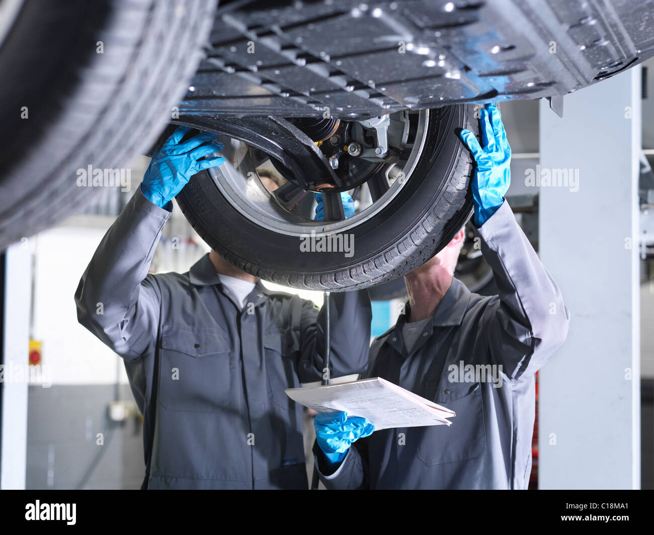 Mechaniker arbeiten unter dem Auto Stockfoto