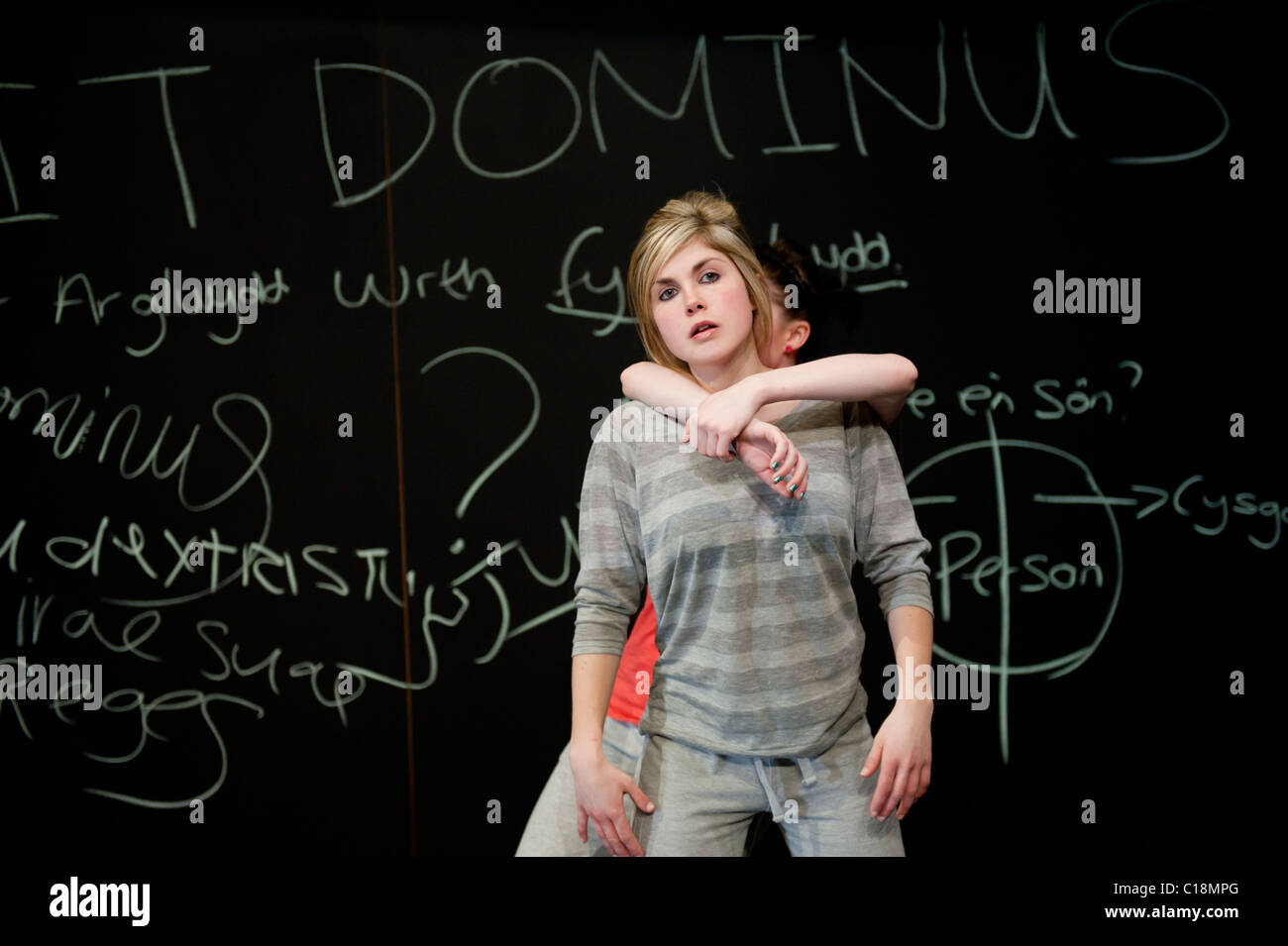 Junge Frauen Theater studiert Studenten an der Aberystwyth University Reheasing für ein physisches Theater-Performance "Dixit Dominus" Stockfoto